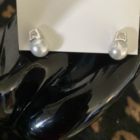 COPY - Nadine Pearl drop earrings beautiful never worn - Picture 3 of 4